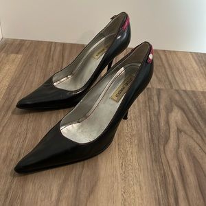 Size 8.5B Women’s. Steve Madden black Kammie pointed toe pump w/ pink accents.